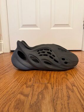 Men’s Adidas Yeezy Foam Runner in the black ‘Onyx’ colorway